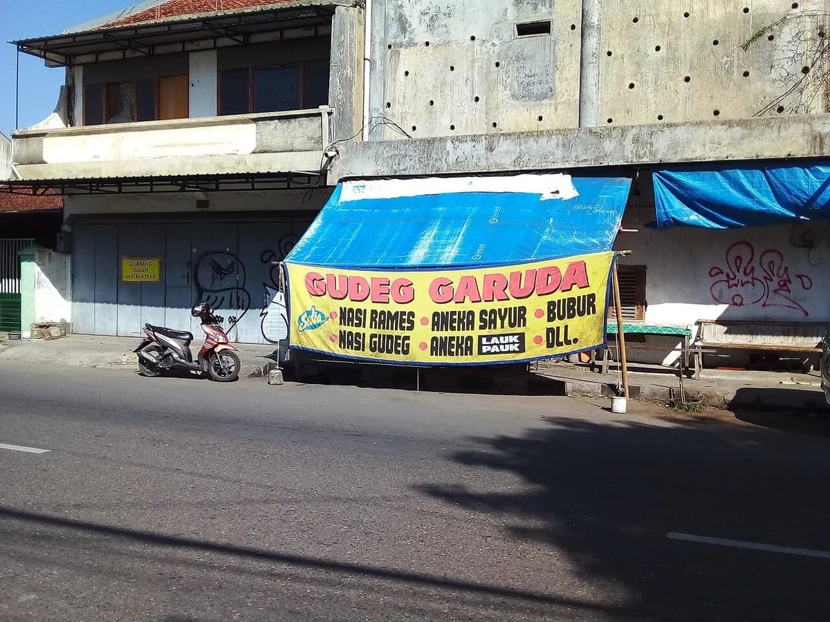 Warung makan kecil di pinggir jalan