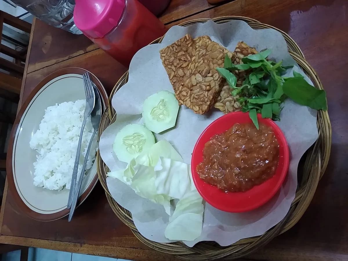 Hidangan rumah makan tersaji di meja